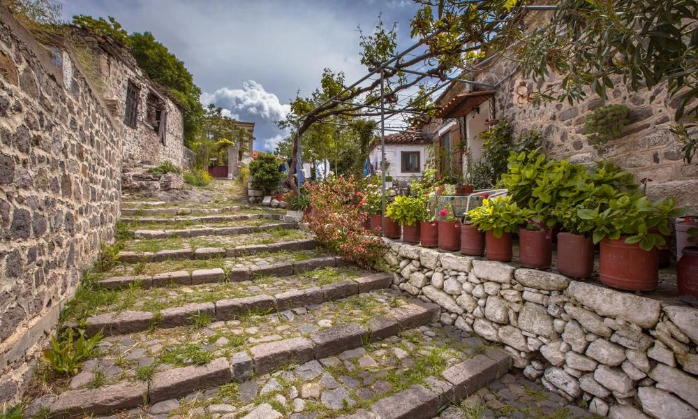 Το ελληνικό χωριό με τους ομορφότερους πεζόδρομους του κόσμου